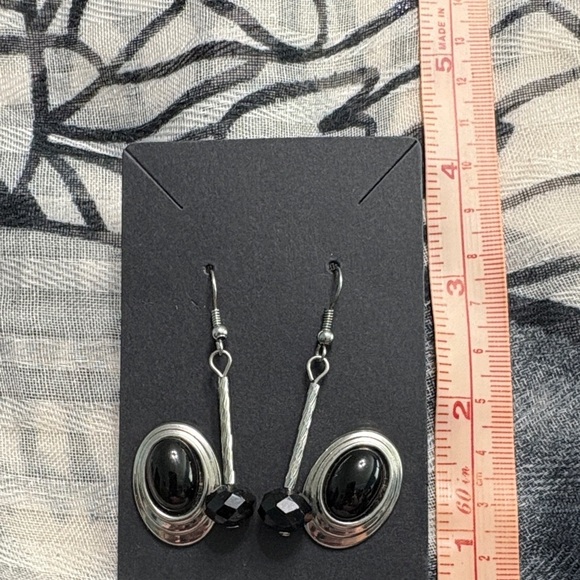 Jewelry - 🖤Chic Black and Silver Dangle Earrings🖤